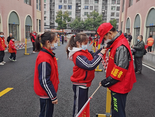 活動臨近尾聲時,下陸小學學生自發為黃石分局志願者們獻上紅領巾,表達